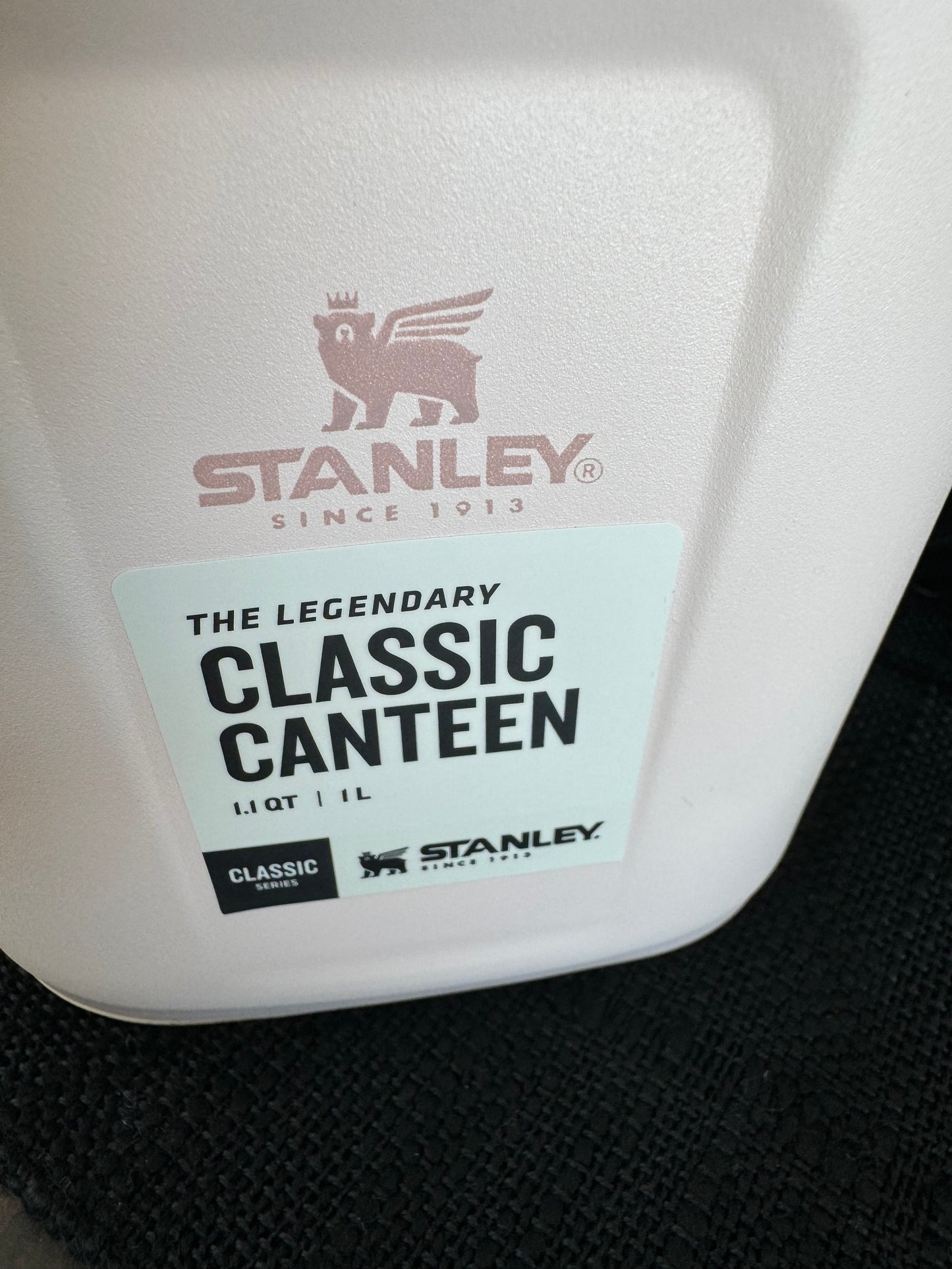 STANLEY LEGENDARY CLASSIC CANTEEN 1.1QT Color: Rose Quartz